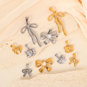 Collier Pendentif Nœud Papillon en Acier Inoxydable pour Femme Plaqué Or 24K Bijoux Élégants avec Perle Artificielle
