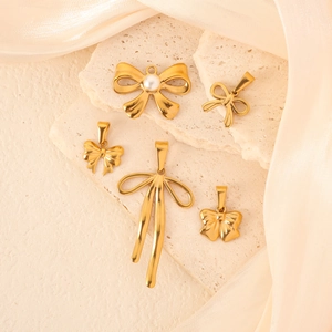 Collection de pendentifs nœuds dorés avec perles et fond en soie pour femmes