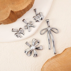 Pendentifs nœuds en acier inoxydable poli et argent avec perles et rubans élégants