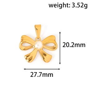Détail du pendentif nœud doré avec perle montrant les dimensions 27,7 mm et 20,2 mm
