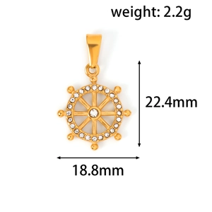 Detailopname van een gouden scheepsstuurwiel hanger met kristallen en afmetingen
