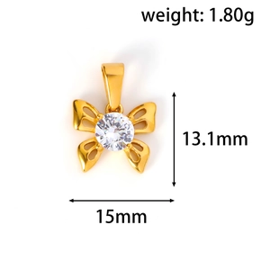 Detail eines goldenen Schleifenanhängers mit Maßen von 15 mm Breite und 13,1 mm Höhe