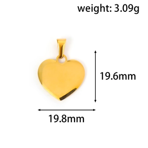 Dettaglio pendente a cuore dorato con dimensioni 19,6mm per 19,8mm e finitura lucida