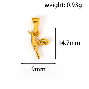 Detailweergave van de 24k vergulde kolibrie hanger met afmetingen 14,7 mm bij 9 mm