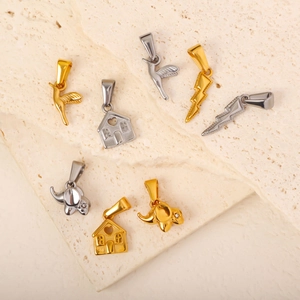 Macro detail van bliksem huis olifant bedeltjes in goud en zilver afwerking met strass