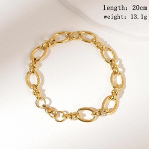 Vue détaillée d'un bracelet gourmette doré de 20cm avec fermoir mousqueton sur fond blanc