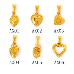 Collection de six élégants pendentifs cœur dorés avec des motifs artistiques variés