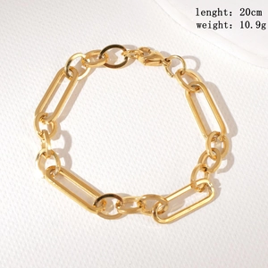 Vue détaillée du bracelet en acier doré de 20cm avec maillons trombone et fermoir