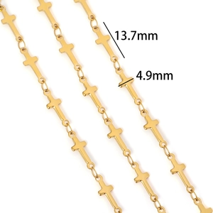 Vue détaillée de la chaîne à breloques croix en acier inoxydable doré de 13,7mm x 4,9mm