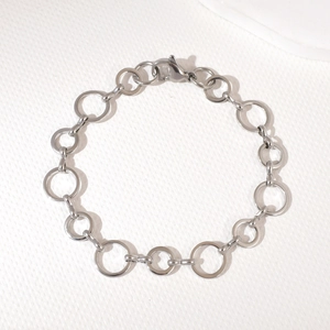 Gros plan détaillé d'un bracelet à maillons cubains argentés avec un fermoir mousqueton