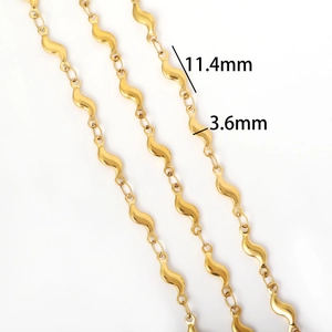 Vue macro de la chaîne à maillons dorés pour bijoux DIY, dimensions 11,4 mm x 3,6 mm