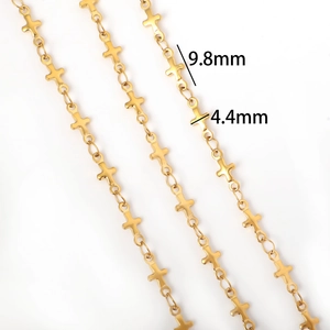 Vue macro d'une chaîne à maillons croix dorée en acier inoxydable de 9.8mm x 4.4mm