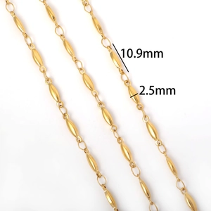 Détail macro d'une chaîne collier perles olives dorées, dimensions 10,9mm x 2,5mm