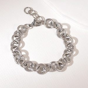 Détail du bracelet chaîne cubaine argentée avec fermoir mousqueton et extension