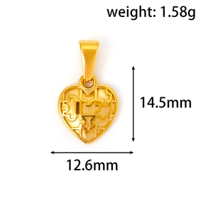 Détail du pendentif coeur doré ajouré en puzzle, pesant 1,58g avec une hauteur de 14,5mm