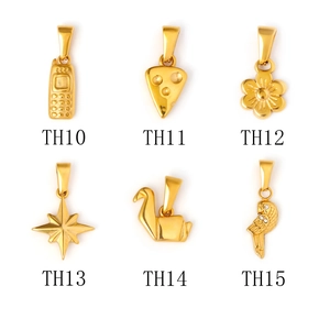 Lot de six pendentifs en acier inoxydable plaqué or 24K aux motifs fleurs et étoiles