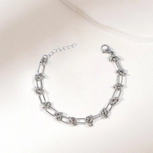 Vue détaillée du bracelet chaîne argentée avec maillons noués et fermoir mousqueton