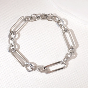 Gros plan du bracelet gourmette en acier inoxydable argenté avec maillons rectangulaires et fermoir