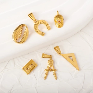 Lot de 6 pendentifs en acier doré présentant des motifs de coquillage et d'outils