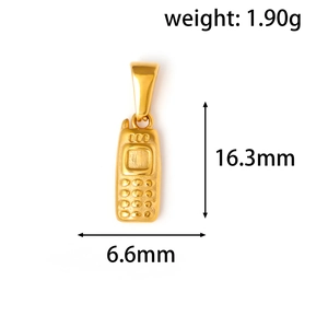 Vue détaillée du pendentif vintage en forme de téléphone doré avec dimensions 16,3 mm