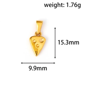 Vue macro du pendentif fromage plaqué or 24K avec hauteur de 15,3 mm et poids de 1,76 g