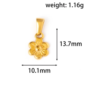 Vue détaillée du pendentif fleur plaqué or 24K avec pétales gravés et dimensions