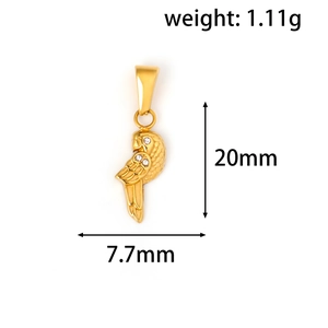Détail du pendentif perroquet plaqué or 24K avec yeux en zircon blanc et plumes
