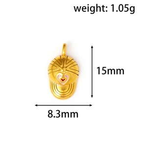 Vue macro du pendentif casquette de baseball dorée avec dimensions et détail cœur