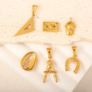 Lot de pendentifs en acier inoxydable plaqué or 24k avec motifs règle, cassette et coquillage