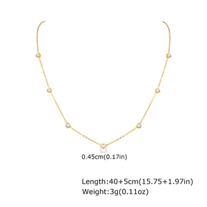 Detailweergave van 40+5 cm gouden ketting met zeven hartvormige zirkoon hangers