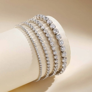 Fünf verschiedene Größen weißer Zirkon-Tennisarmbänder in 18K vergoldeter Fassung