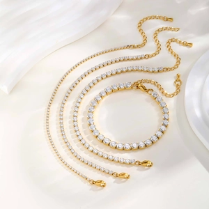Elegantes Schmuckset aus 18K vergoldetem Edelstahl mit funkelnden Zirkoniasteinen