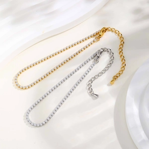 Nahaufnahme von Gold- und Silber-Tennisarmbändern mit Zirkonia und Karabinerverschluss