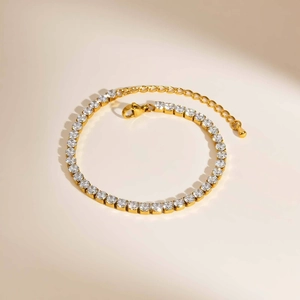 Detail eines 18K Gold-Edelstahl-Tennisarmbands mit runden Zirkonia-Steinen