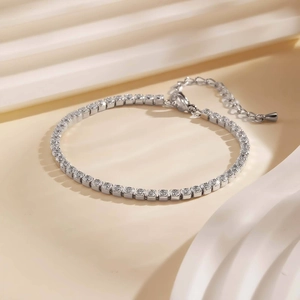 Detailaufnahme eines silbernen Tennisarmbands mit Zirkonia und verstellbarem Verschluss
