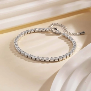 Detail eines silbernen Tennisarmbands mit Zirkonia, Karabinerverschluss und Verlängerung