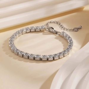 Makro-Detail eines silbernen Tennisarmbands mit quadratischen Zirkonia und Karabiner
