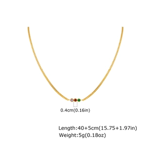 Dettaglio macro della collana placcata oro 18K con tre zirconi colorati da 0,4 cm