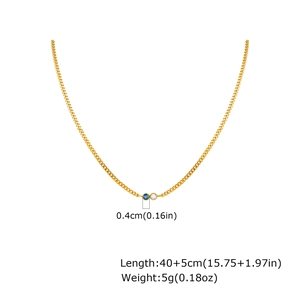 Dettaglio della collana placcata oro 18K con misure 40+5cm e pendente in zircone blu lucido