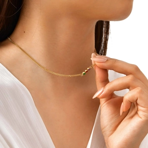 Dettaglio della catena a clavicola dorata per donna con ciondoli in zircone colorato