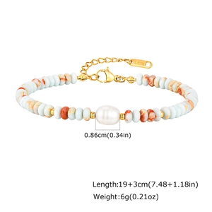 Vista detallada de la pulsera de mujer en acero inoxidable con piedras y una perla