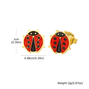 Detalle de pendientes de mariquita roja con dimensiones de 1 cm de alto y 0,98 cm de ancho