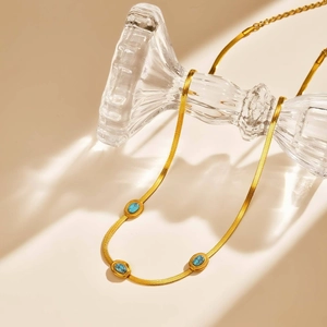 Collana a catena serpente piatta dorata con tre pietre ovali turchesi su vetro