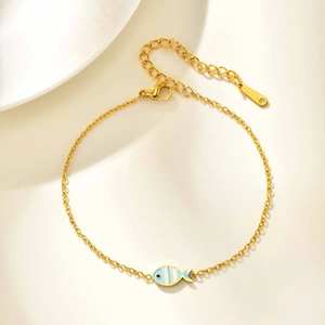 Detailopname van de gouden roestvrijstalen armband met blauw-witte visbedels