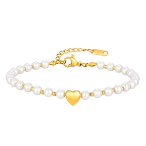 Bracelet en perles d'acier inoxydable de style français avec breloque cœur dorée sur fond blanc