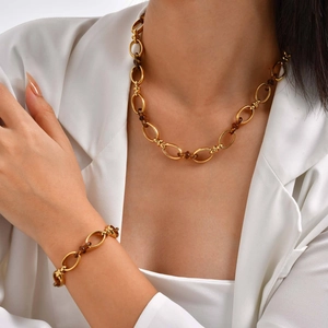 Set collana e bracciale da donna con catena spessa in oro 18K e dettagli in resina