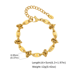 Dettaglio del bracciale a catena dorata con design a nodi e ciondolo inciso K18