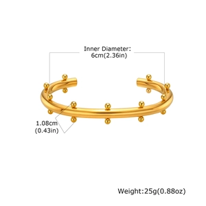 Detalle de brazalete geométrico dorado con información de dimensiones y peso sobre fondo blanco
