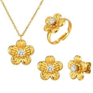 Vista detallada de un conjunto de joyas florales doradas de 4 piezas con collar y aretes