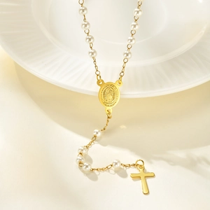 Collana a Y dorata in acciaio inossidabile con perle bianche, medaglia e croce